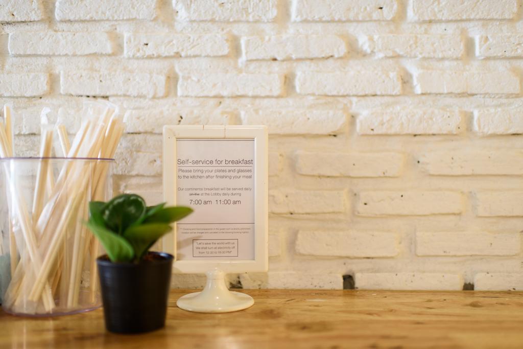 Warm White Hostel Bangkok Exterior photo