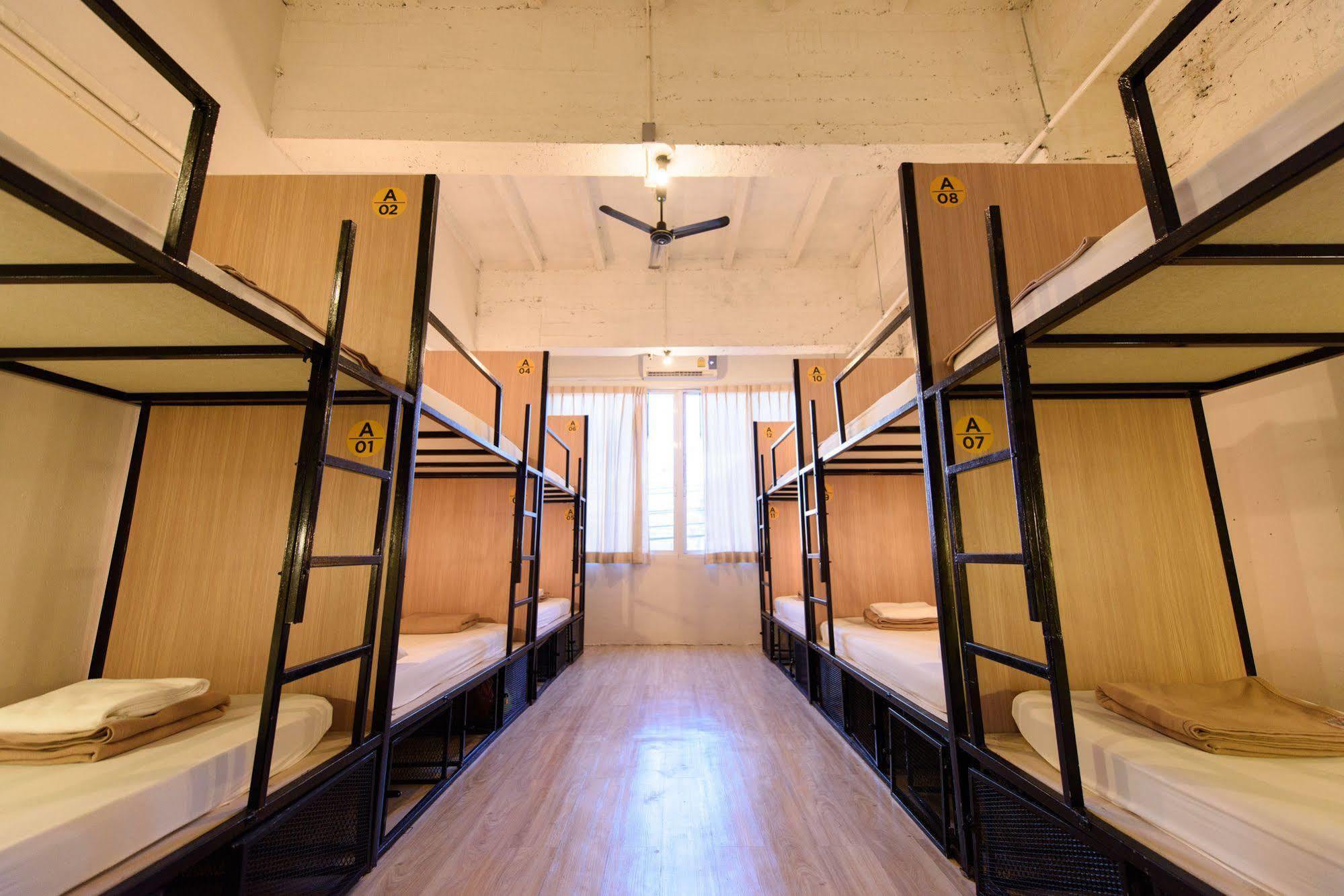 Warm White Hostel Bangkok Exterior photo
