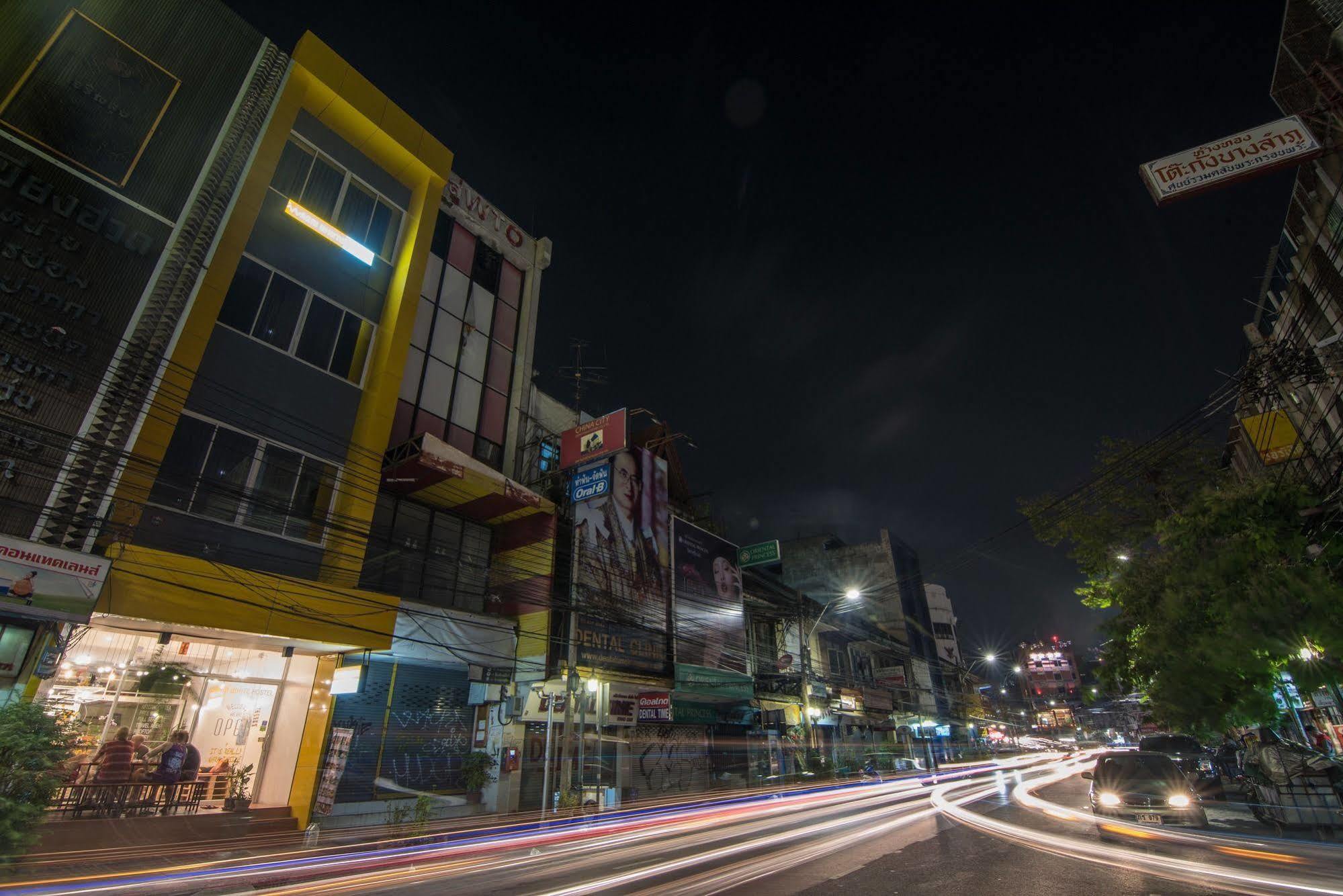 Warm White Hostel Bangkok Exterior photo