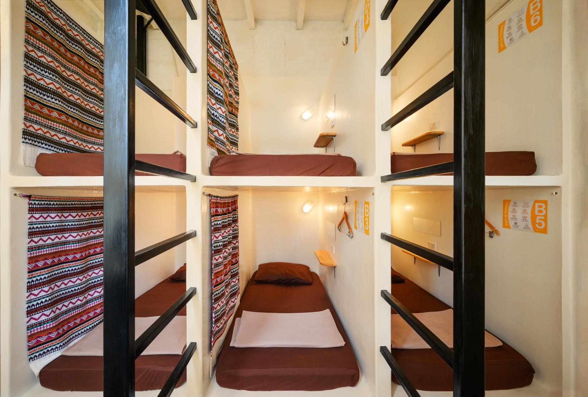 Warm White Hostel Bangkok Exterior photo