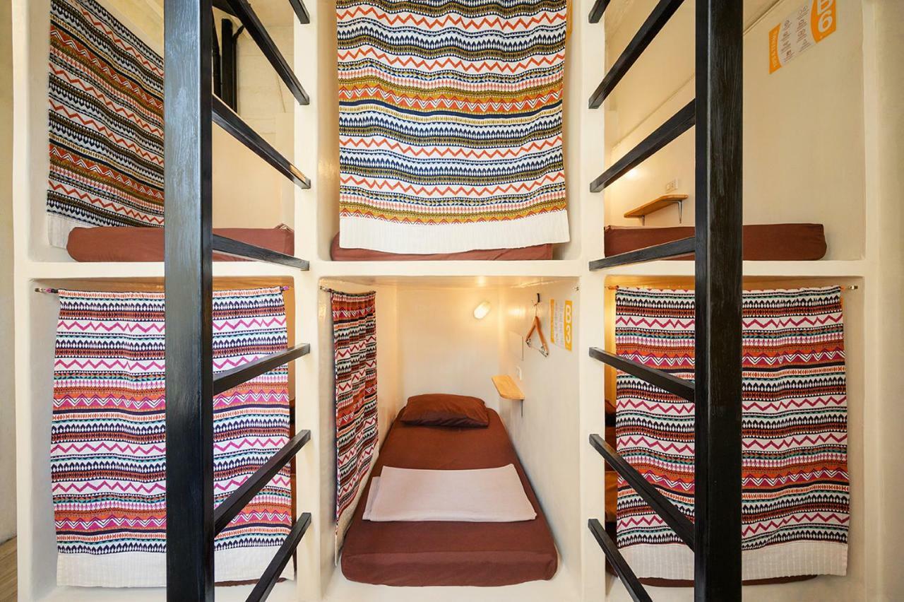 Warm White Hostel Bangkok Exterior photo